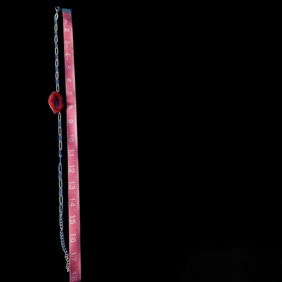 Viola Lips Pendant Short Chain Necklace Set - Picture 3 of 10